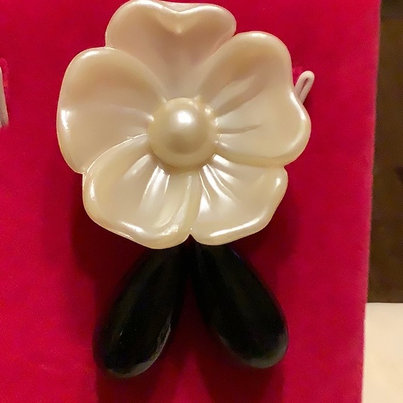 Vintage clip on earrings with matching brooch - Picture 2 of 3